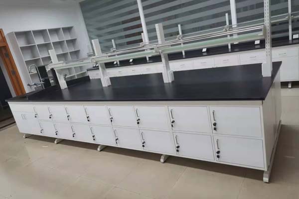 實(shí)驗(yàn)臺(tái)在使用過程中需要注意哪些安全事項(xiàng)？